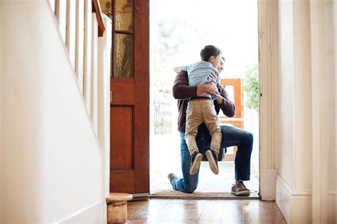 Is a father entitled to 50 50 custody UK?